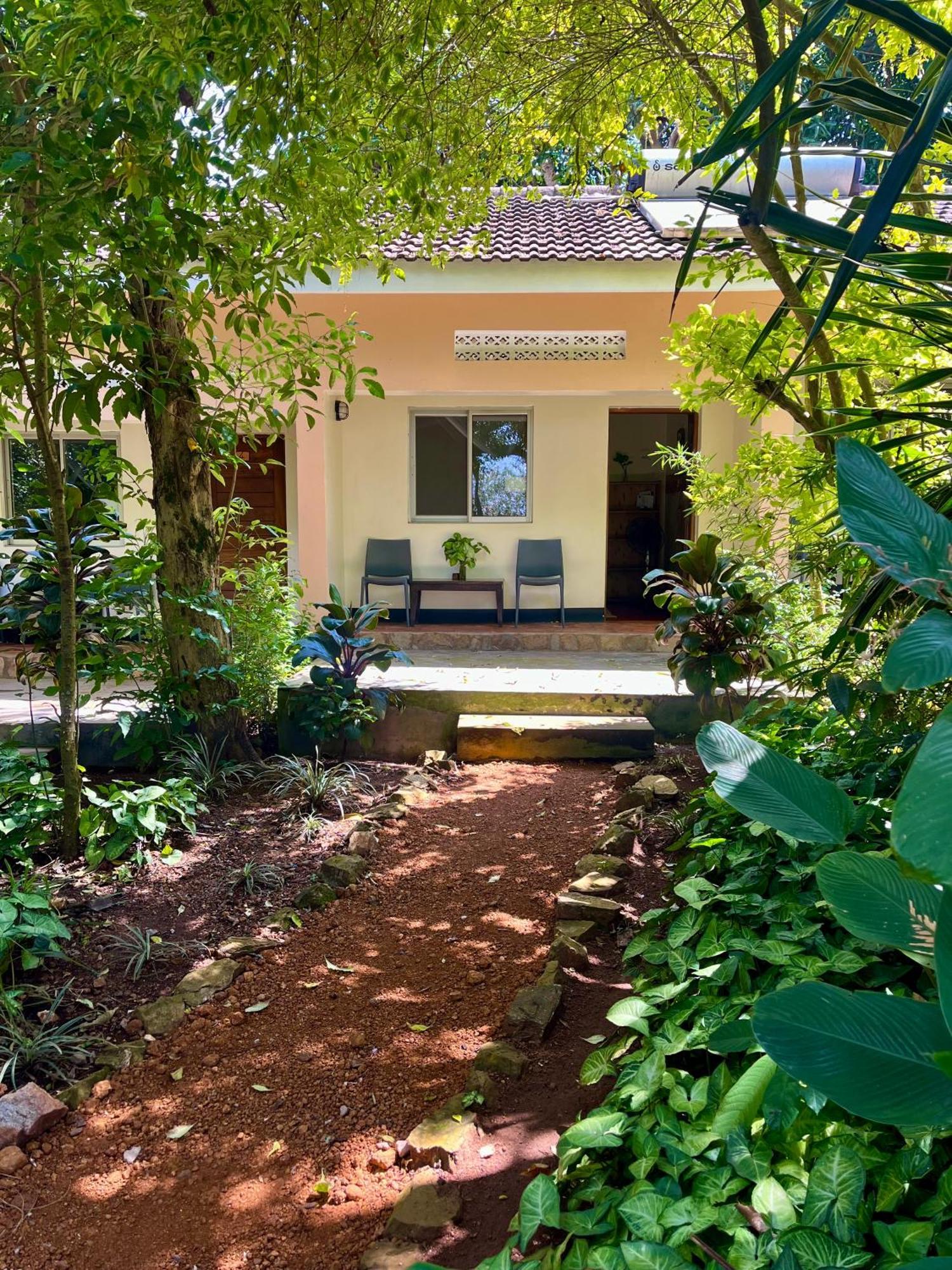 Viavia Entebbe Hotel Exterior photo